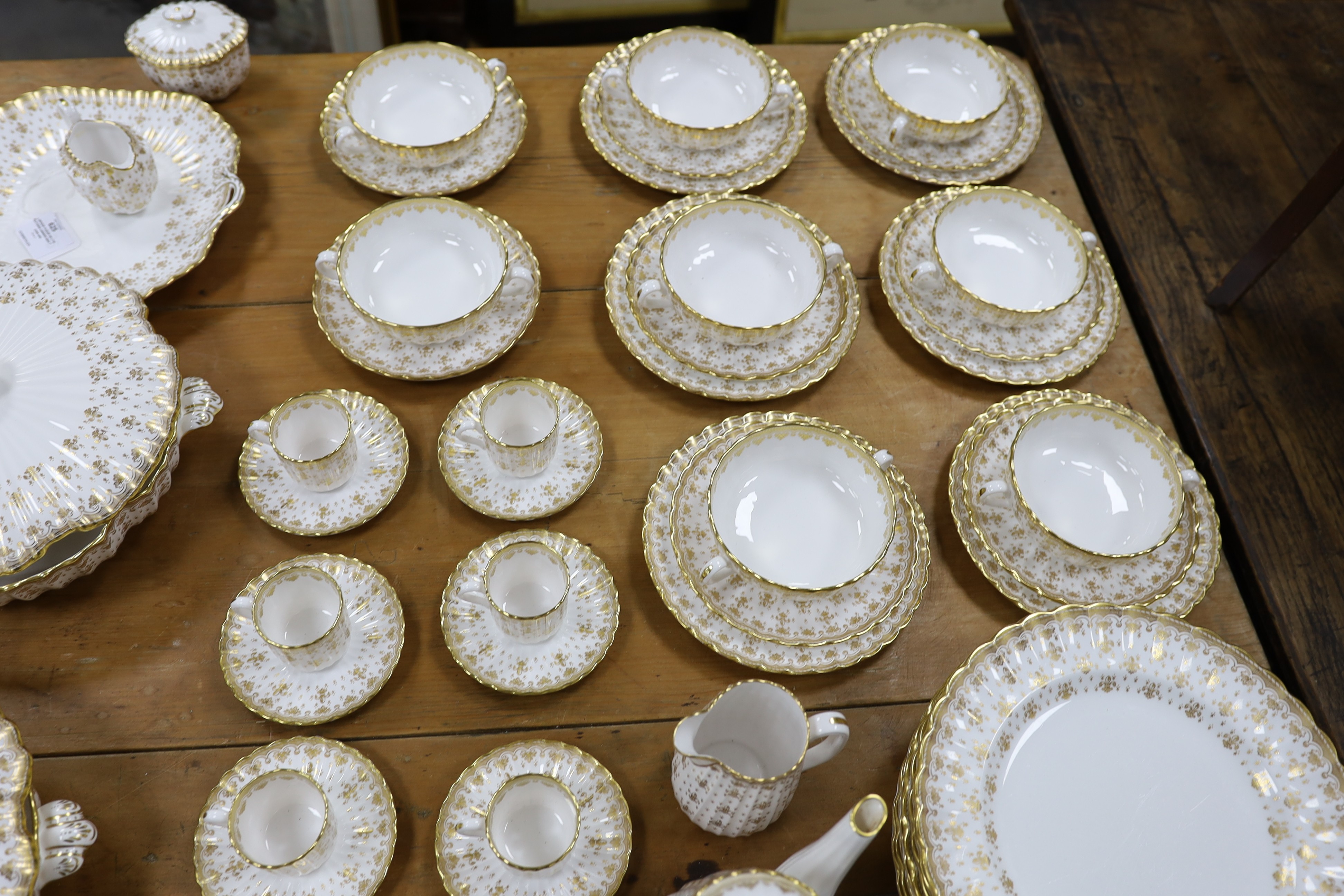 A Spode fleur de lys pattern dinner and tea service